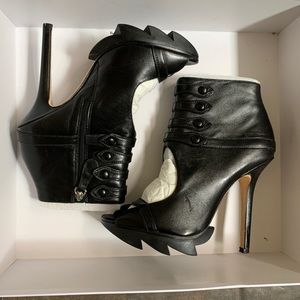 Camila Skovgaard heels NIB black never worn